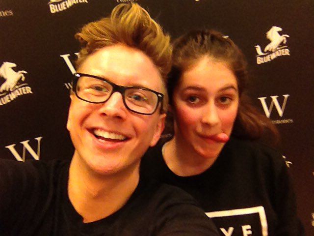 Emi_rose25's tweet photo. I met @tyleroakley #bingebooktour #bingebook #BluewaterTylerMeetup #bingetour https://t.co/0tTcITFbSc