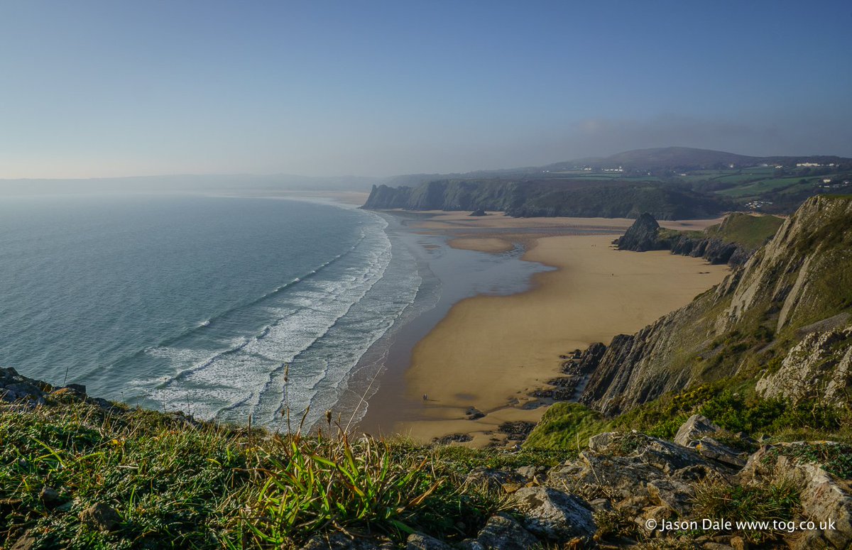 Hazy Sky over Three Cliffs #Gower <a href="/DerekTheWeather/">Derek Brockway - weatherman</a> <a href="/JamesWrightTV/">James Wright</a> @ruthwignall @TywyddS4C  <a href="/behnazakhgar/">Behnaz</a>