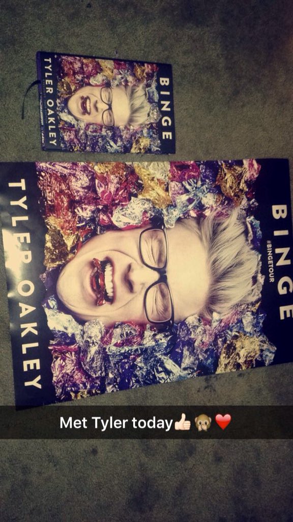 That_SuggLife's tweet photo. @tyleroakley I MET YOU TODAY!! I'm sorry I was so awkward😂😂 Love you❤️💚 #bingebooktour #BluewaterTylerMeetup https://t.co/czMnSUkoqK