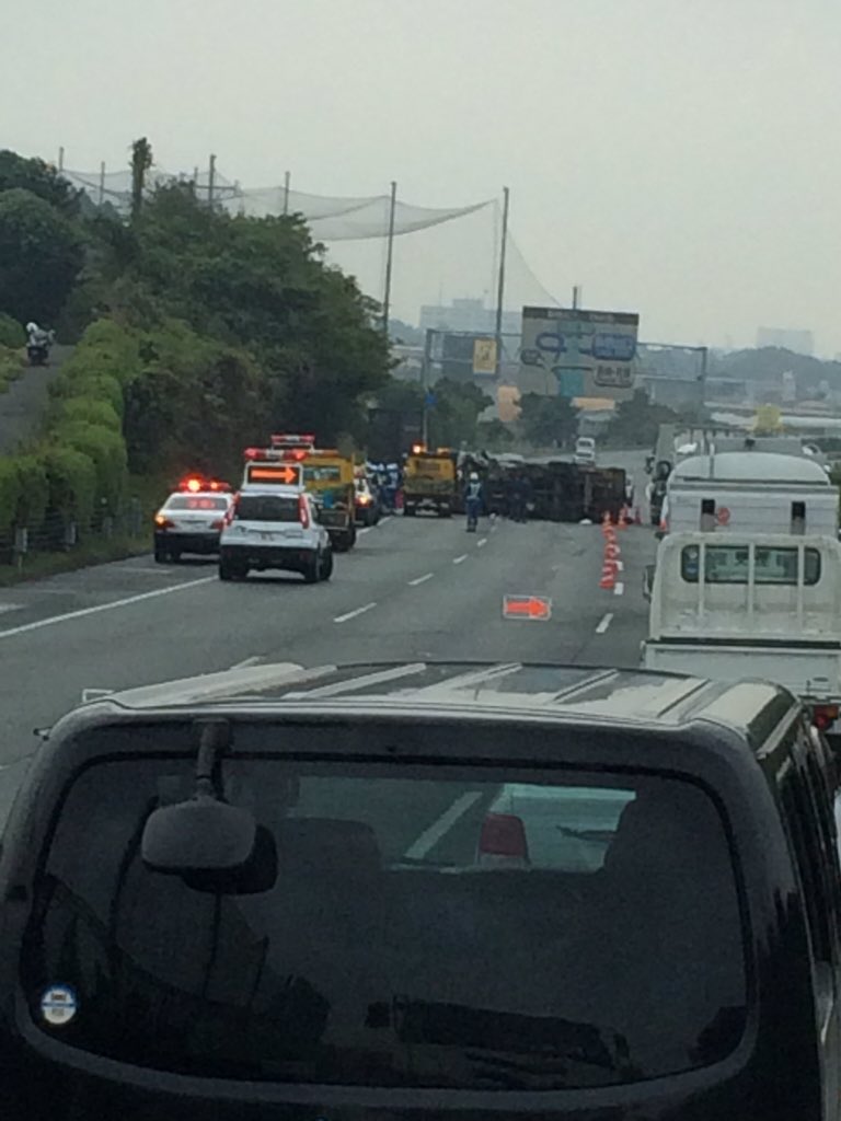 九州道で事故 トラックが横転する 筑紫野IC〜鳥栖JCT間「下りは大渋滞。 ヘリが飛んでる。」 まとめまとめ 九州道で事故 トラックが横転する 筑紫野IC〜鳥栖JCT間「下りは大渋滞。 ヘリが飛んでる。」 まとめまとめ