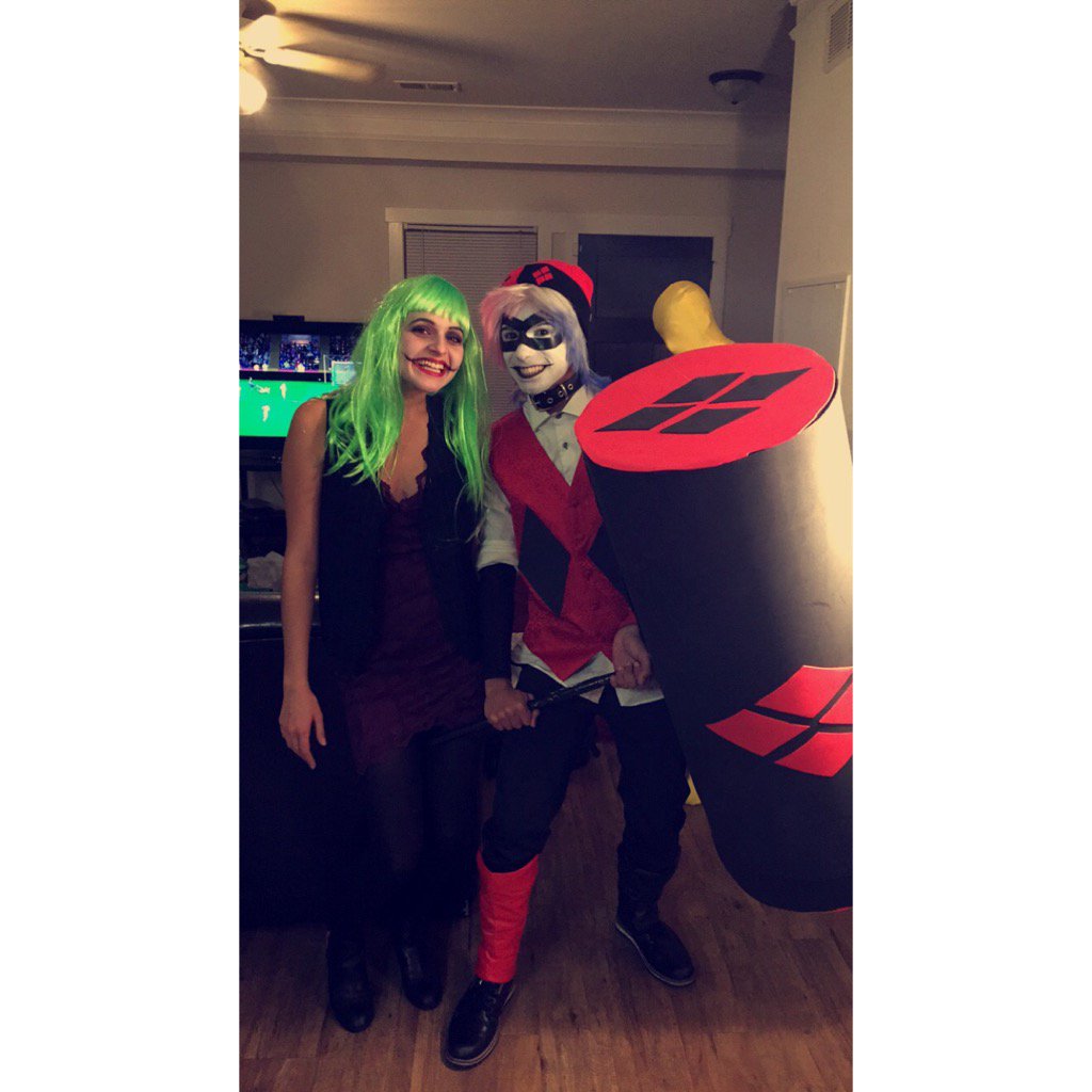 MadSuaid's tweet photo. @collegianpromos A female joker and a male Harley Quinn with a huge hammer! #TDCHalloWings2015 https://t.co/2HGoGsGrp2