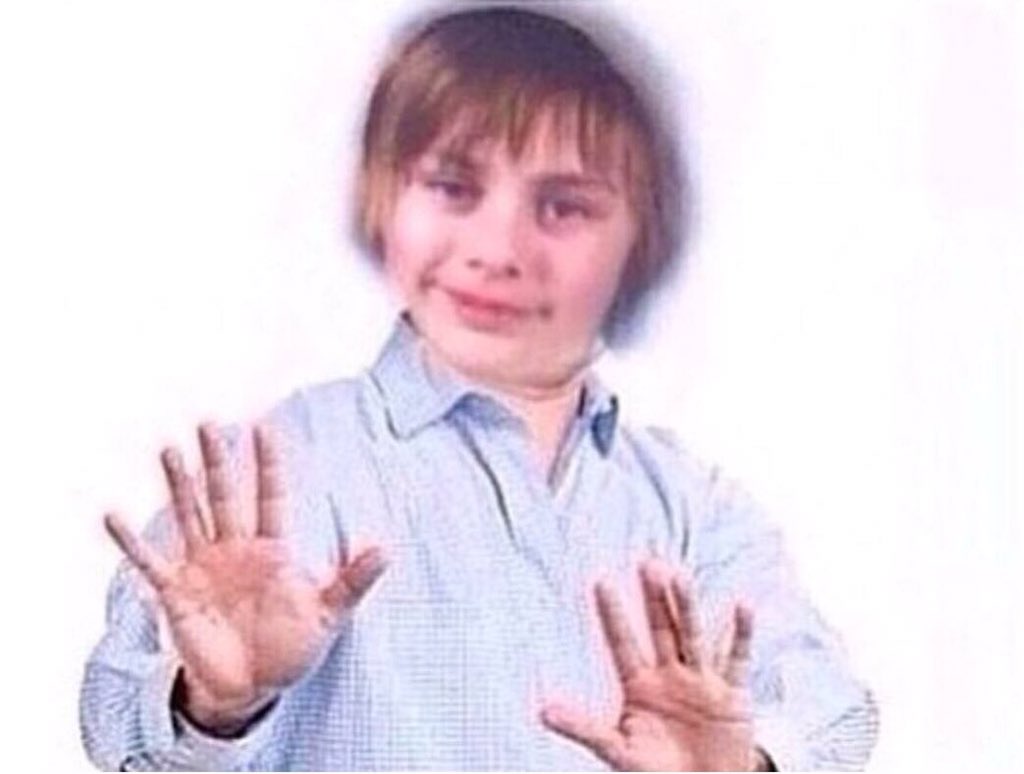 rowysoirvine's tweet photo. Begging 5sos for photos https://t.co/pOgoOfn0M8