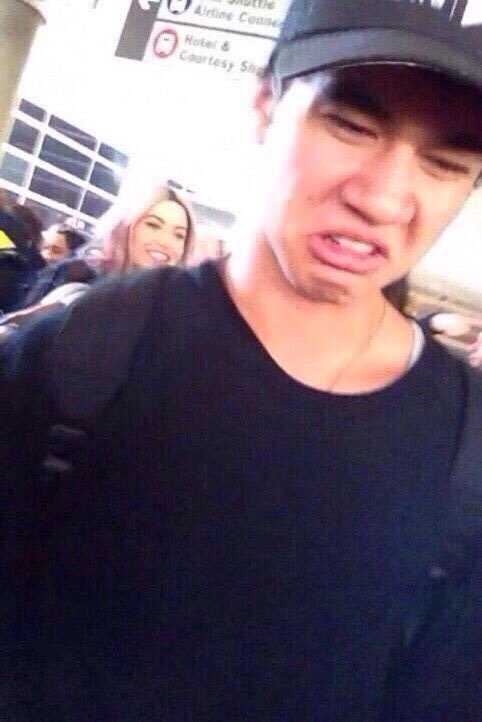 rowysoirvine's tweet photo. Begging 5sos for photos https://t.co/pOgoOfn0M8