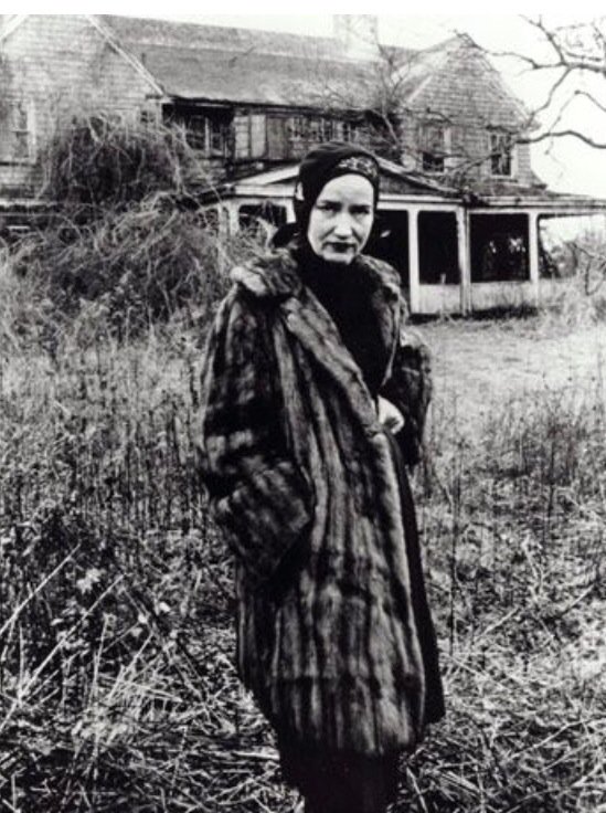 ___Lorna___'s tweet photo. Little #EdieBeale #GreyGarden
Tragic Icon 
I'm obsessed with her story and love her make shift fashion https://t.co/dHBSgxN6Xk