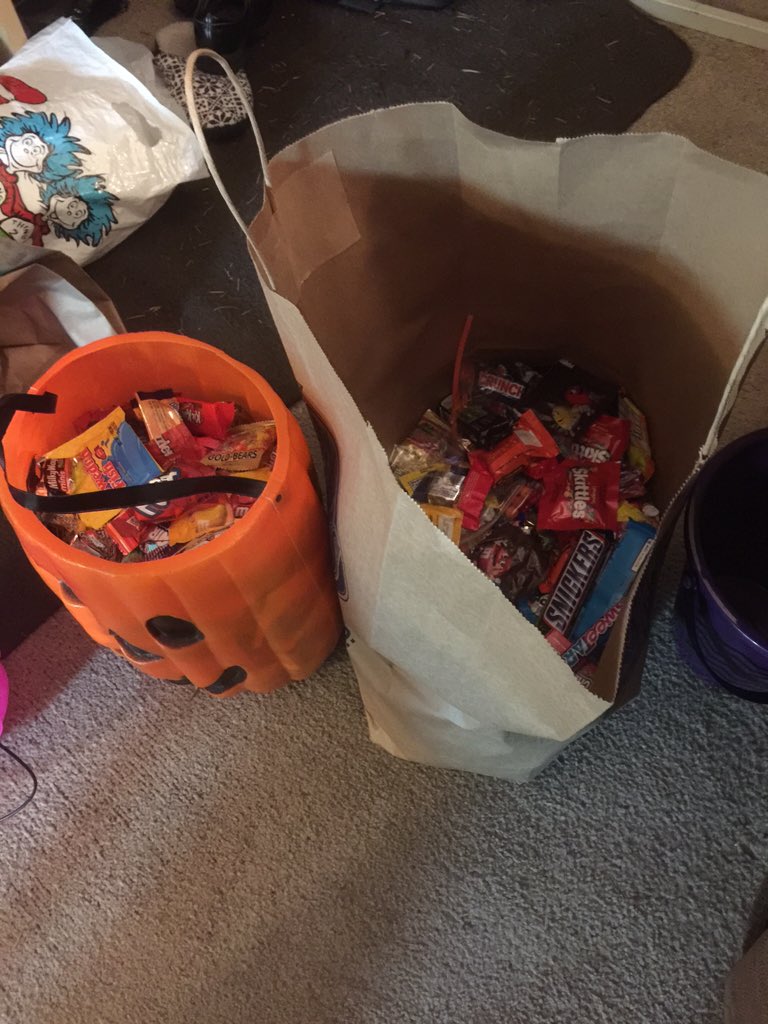 braque6's tweet photo. @SteveSimeone @leesyatt Halloween is over. It's time for #GoodTimes #lotsofloot #fullsizeSnickers https://t.co/EVgVhk0KLK