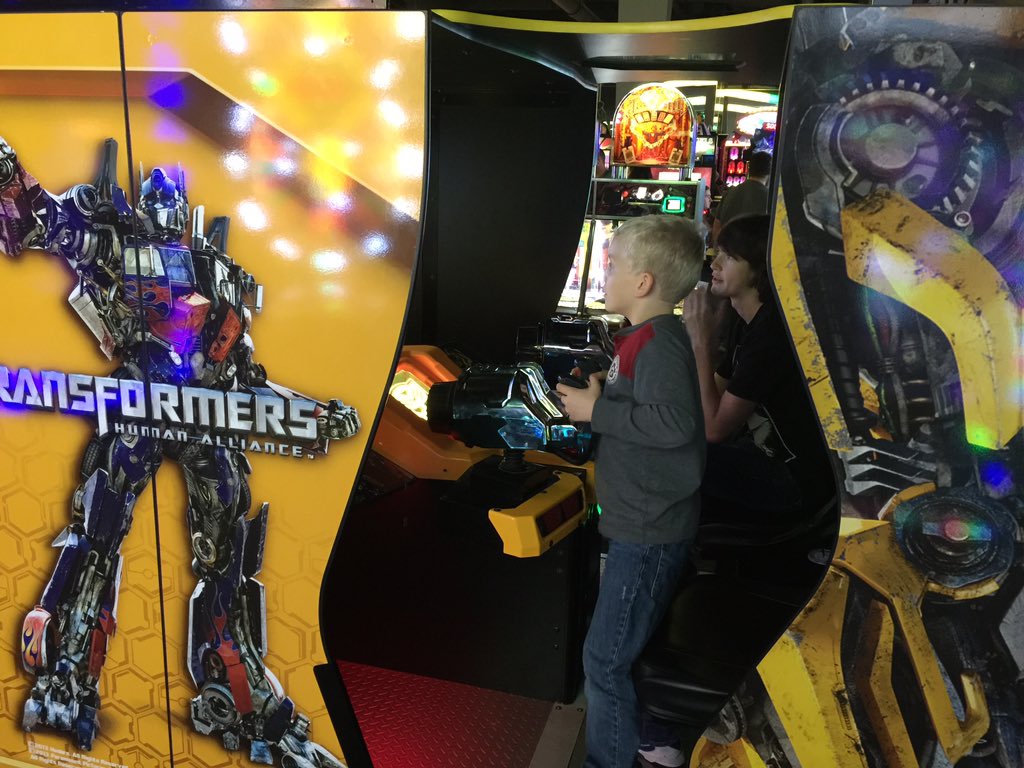 cazwizzle's tweet photo. Grabbing an early dinner &amp; playing in the arcade with @zrcaswell &amp; Logan at @DnBOrange in @destinyusa! https://t.co/yCGhqwS3rv