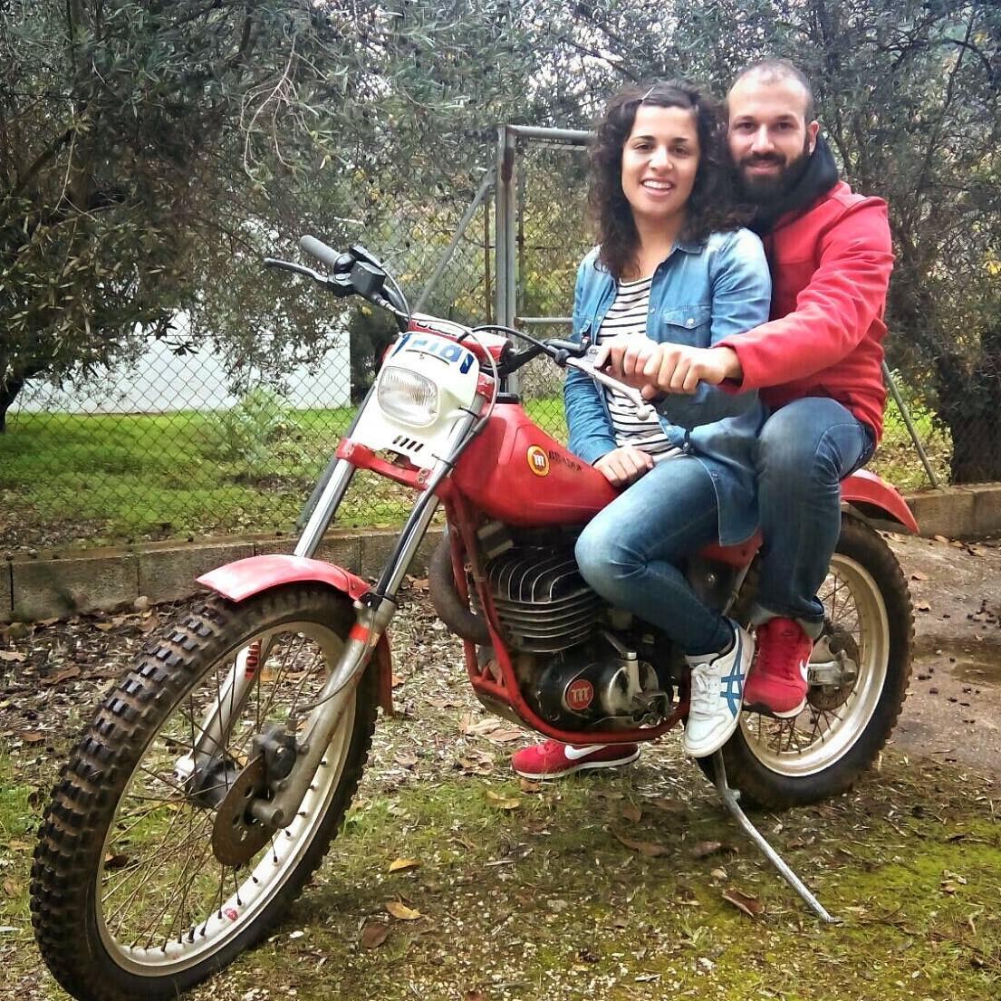 MartaDonetB's tweet photo. "Love is the feeling you get when you like something as much as your motorcycle".Que més es pot demanar? @JuliSimat https://t.co/a284HU9xsf