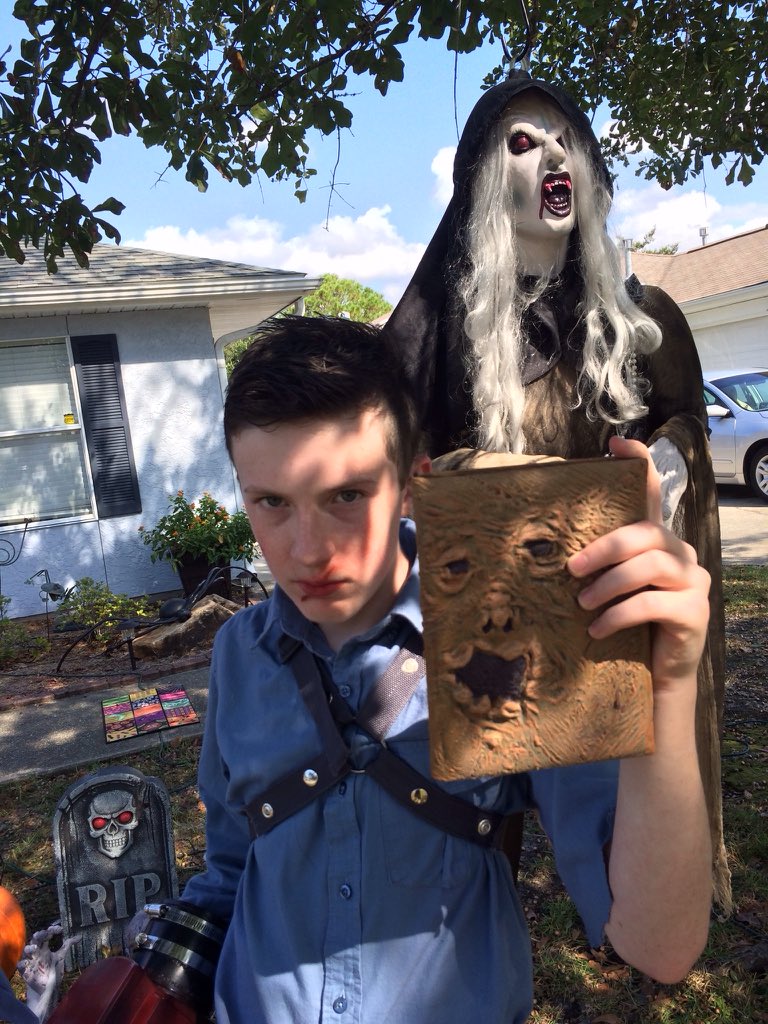 rackshatner's tweet photo. @GroovyBruce Spent many hours in the workshed making my son's costume this year. https://t.co/orQ40NvWkn