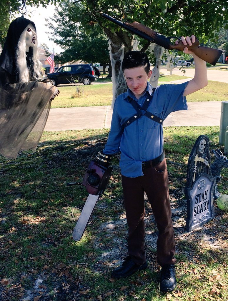 rackshatner's tweet photo. @GroovyBruce Spent many hours in the workshed making my son's costume this year. https://t.co/orQ40NvWkn