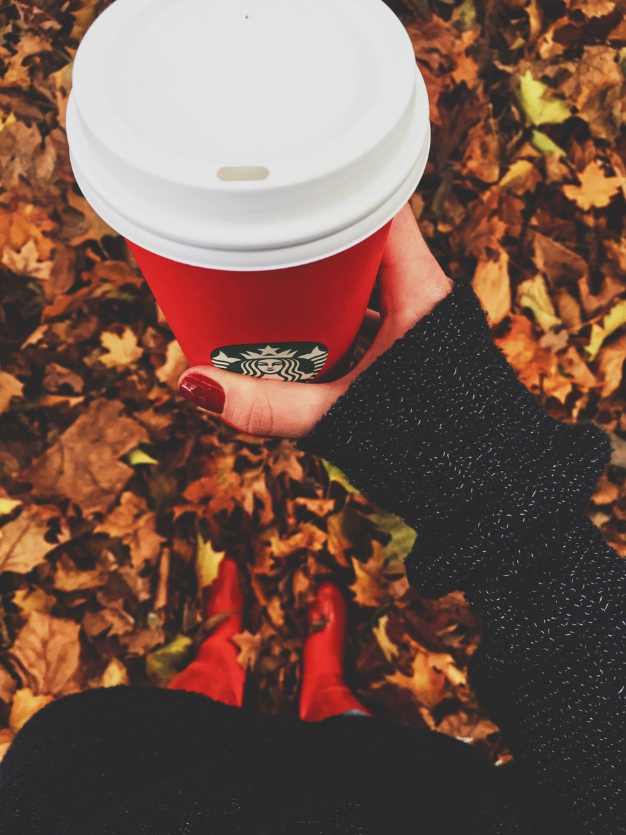 StarbucksUK's tweet photo. Cosy boots &amp; cosy hands. Welcome back #RedCups https://t.co/yEFNJSPNmK