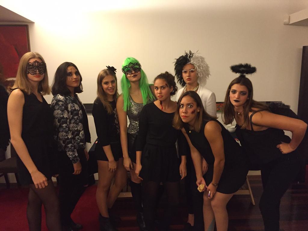 Bea_Carmo's tweet photo. Don't mess with us, especially on Halloween 🎃 #AlgésARepresentar #dreamteam #swimming #swimmers #swimfriend https://t.co/0UYiJPHBCl