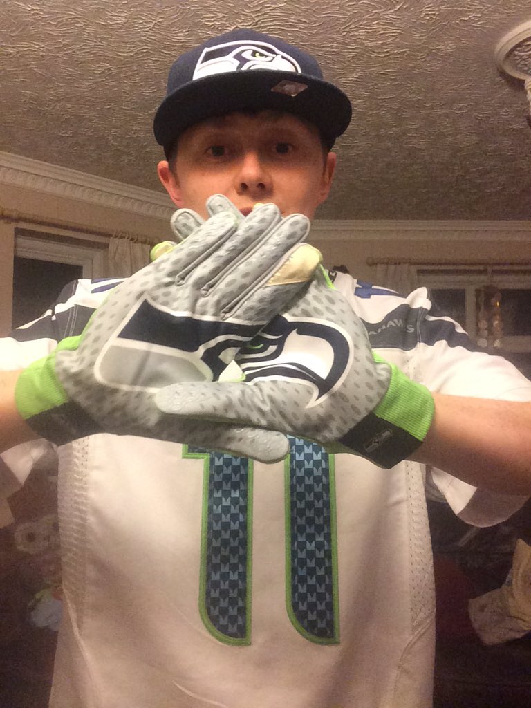 chrismagic02's tweet photo. Reping the @Seahawks in the uk. #GoHawks #12sEverywhere https://t.co/Zr8wMUNhEv