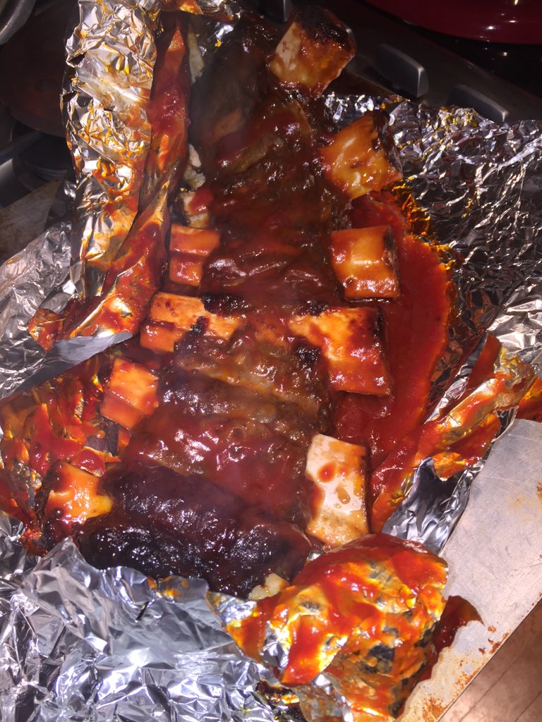 APPLESToNEPiX's tweet photo. Last night was a #FeastNight:
#BBQribs🍖
#SoberDrinx🍻
#RootBeerFloat🍨
#HalloweenCandy🍫
#CHiPS🍟
<#SpookyStreambinge<🎃> https://t.co/OmMVvxUj6r