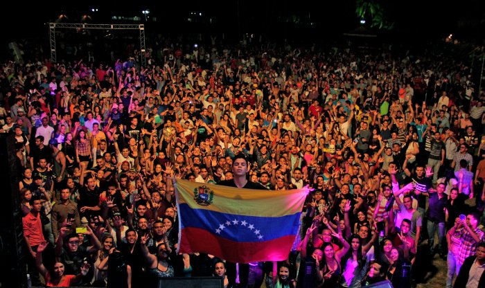 TENORIO_music's tweet photo. #MARACAIBO IS ON FIRE!!!
🔥🔥🔥🔥🔥🔥🔥🔥🔥🔥🔥🔥🔥🔥

Simplemente GRACIAS!!! 🙏
#SensationNight @ElekproMusic https://t.co/JS1xIMn7oP
