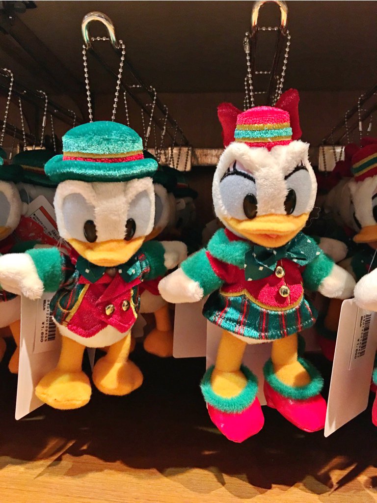 MezzoMikiD's tweet photo. パーフェクトクリスマスコスチュームのミッキー、ミニー、ドナルド、デイジーのぬいぐるみバッジ本日新発売☆
各価格1600円
https://t.co/U6Kyh3gxax https://t.co/spPSOeNmSr