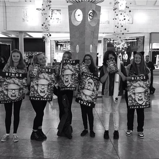 mygstruths's tweet photo. Met this amazing bunch, such a great day, so worth the 6 1/2 hour wait😍 tysm ty #BluewaterTylerMeetup https://t.co/mtCwfrqePy