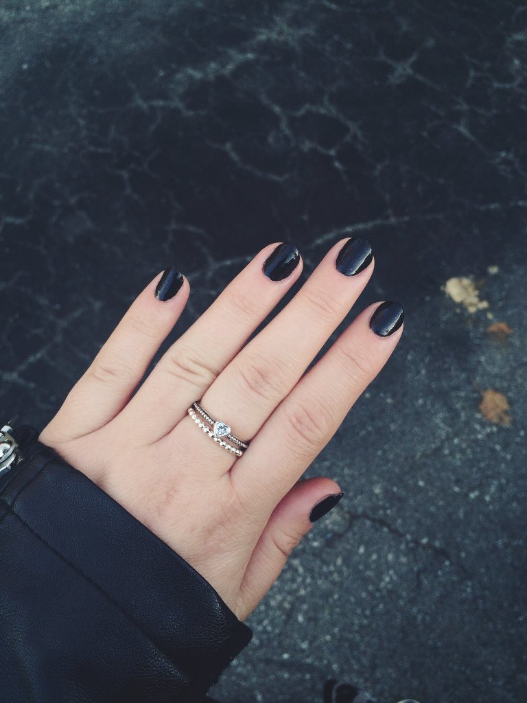 wearecmw's tweet photo. @Essie "Haute Tub" from the Winter 2015 Collection "Virgin Snow" ⚫️ #notd #nails #winternails #essie #hautetub https://t.co/LXJ6PYoRFT