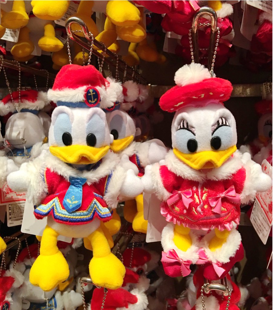 Mezzomikiのディズニーブログ ディズニークリスマスストーリーズのミッキー ミニー ドナルド デイジー チップ デールの ぬいぐるみバッジ本日新発売 価格1600円 チプデ価格2600円 T Co Vbol7x5jre T Co 8aokdlacwr