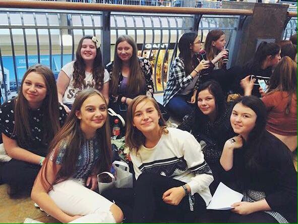 floralconnie's tweet photo. My #bingetour squad. #BluewaterTylerMeetup @tyleroakley https://t.co/bpsFmmKtmV