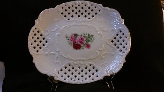 DigginThruTheAt's tweet photo. https://t.co/fP2Eorf5lr Pierced Sandwich Tray #vintageonly #BaumBros #formalities #servingpiece https://t.co/tCOimJOlbg