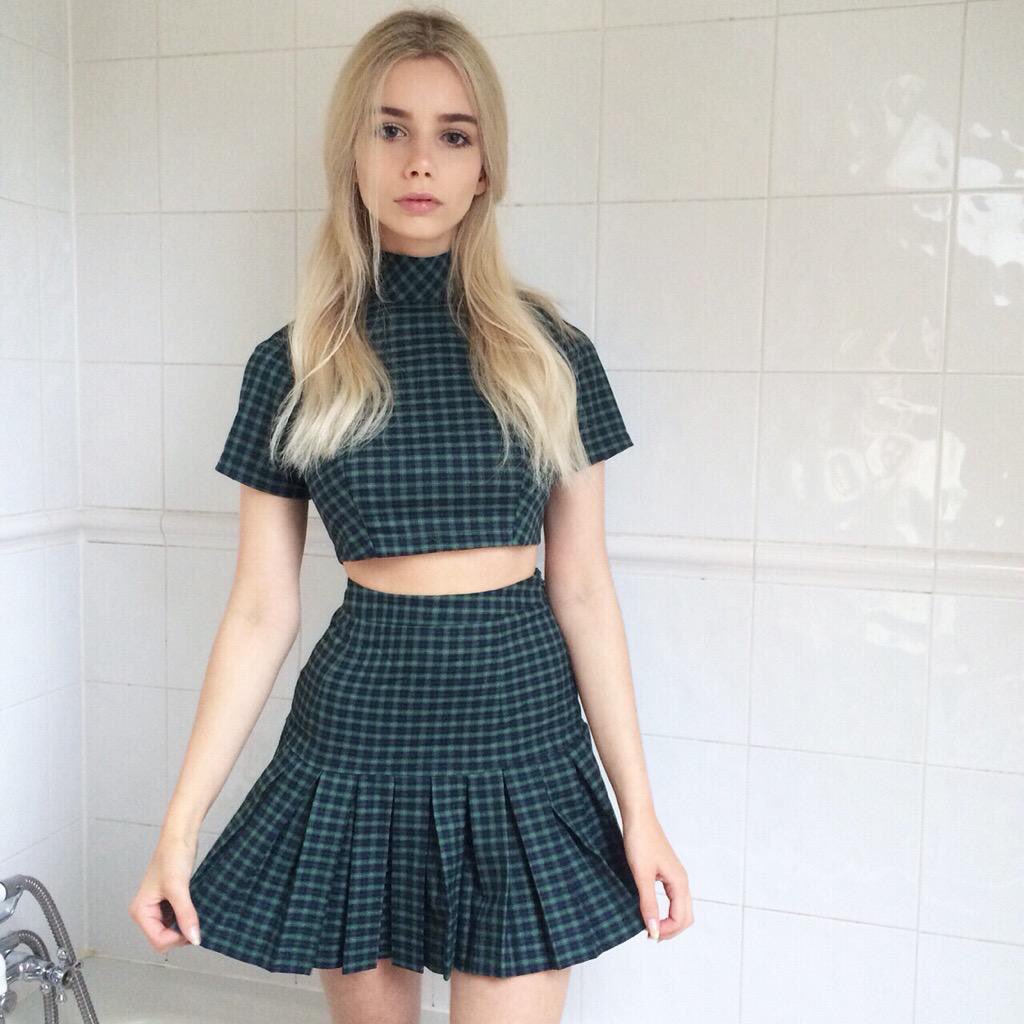 hi im alex, a new rp/fl, not new to rp. please dm or tweet to rp! (rt for me?💕)