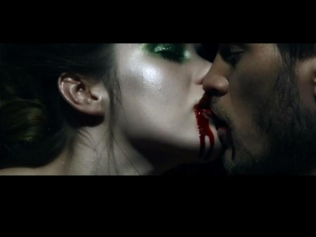 MeyloO's tweet photo. #OUT #movie #beauty #vimeo on @Lumiereteintes  https://t.co/rrr04ADxb7 #halloween #HappyHalloween #kiss #makeup https://t.co/Iiv9o8yBi9