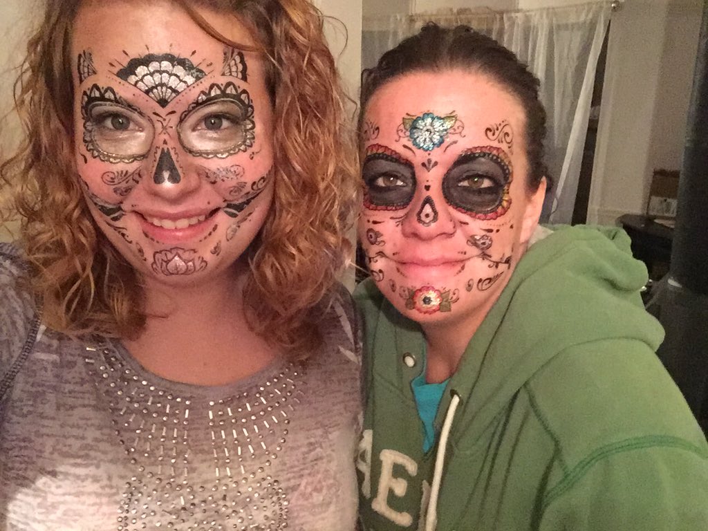 LadyWindoo's tweet photo. Halloween with the Foutzzzzzz!!! #BFoutz #DoubletapTiff #TheydonthaveTwitter https://t.co/1klvykKEQc