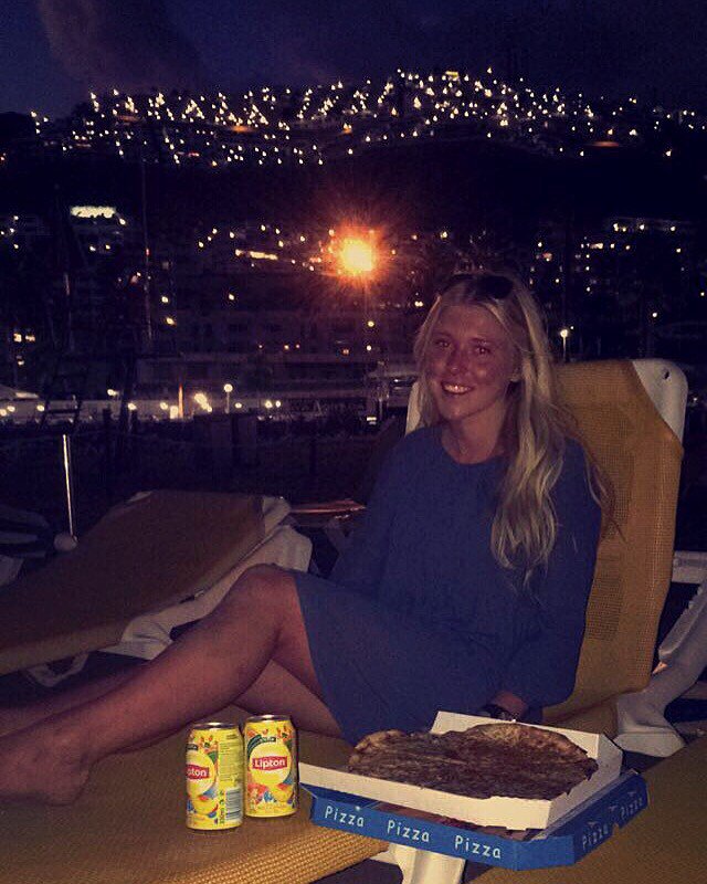 LinneaJonassson's tweet photo. Pizza på stranden ♡ https://t.co/fEmuV0fOZq