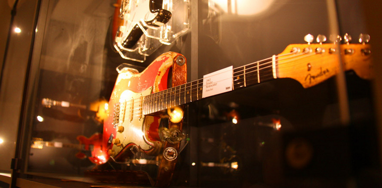 andrechaos's tweet photo. O Museu de Guitarras no interior da Suécia https://t.co/SskkJXqB43 #Umea2014 #ttot https://t.co/kQkhpqI3fW