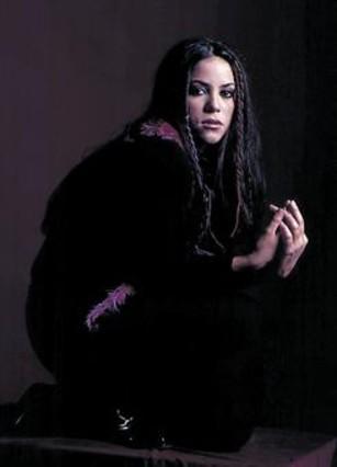 MuertMulticolor's tweet image. -toma la apariencia de una joven humana para pasar inadvertida entre los simples mortales. Pero hay algo en ella +