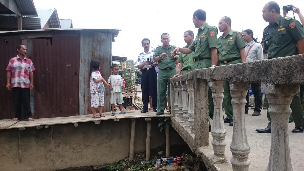 Humas_Palembang's tweet photo. Setelah dari kelurahan wako @harnojoyo1967 langsung meninjau lokasi yg menjadi keluhan warga pipa reja https://t.co/Rej8Ilmh7v