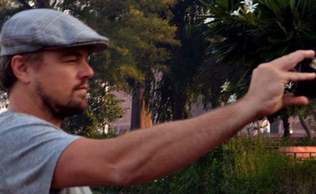 TimesNow's tweet photo. Hollywood actor Leonardo DiCaprio takes a selfie during his visit to Taj Mahal, Agra https://t.co/TrN1JqtZdE