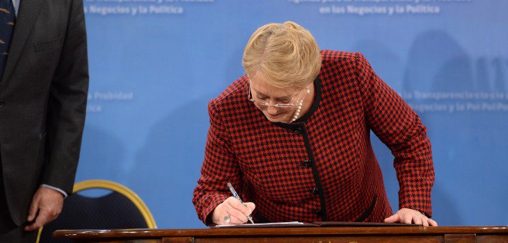 biobio's tweet photo. Proyecto de desmunicipalización será enviado a Congreso tras firma de Bachelet este lunes https://t.co/JkmW2hbWyf https://t.co/omPOkaTXuJ