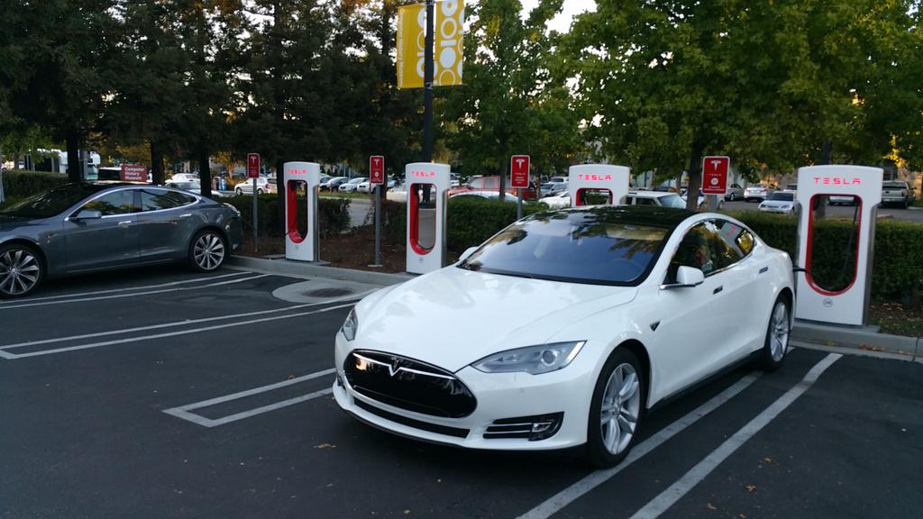 ErmenLlobet's tweet photo. Mountain View, CA. Punt Recarr. Tesla. Fa uns dies. https://t.co/kZI2MRje0p