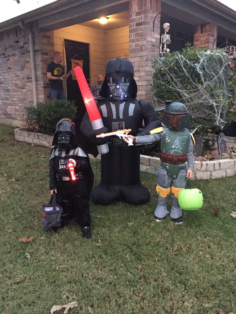 whaty004's tweet photo. Boba Fett is not taking any ish from Darth Vader https://t.co/p7vJN2qdIl