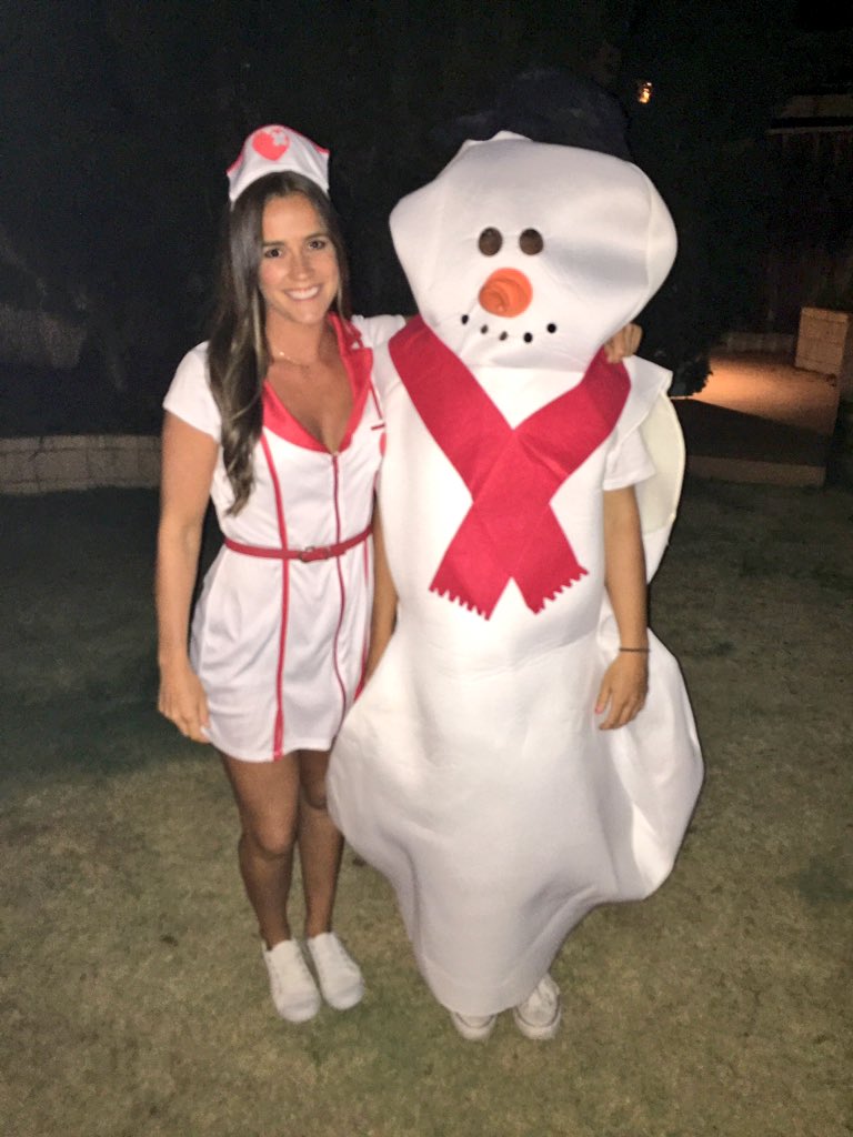 georgieparker's tweet photo. When your friend is a solid 10 so you have to dress as a snowman to keep the temperature at a reasonable degree. ❄️🔥 https://t.co/BhbYCCRtau