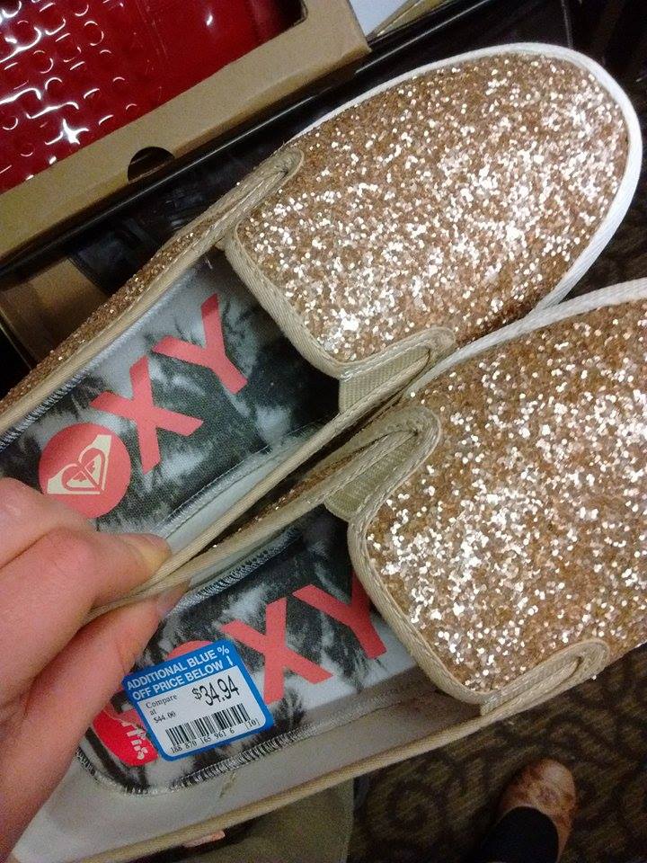 SteeleMyHeart92's tweet photo. Feeling pretty good about this purchase #mystyle #glitter #gold https://t.co/hIRZjjQuDT
