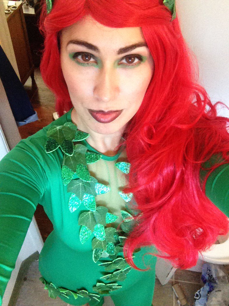 deebibby's tweet photo. Poison ivy #Halloween 🎃👻 https://t.co/JbZsmQhfOE