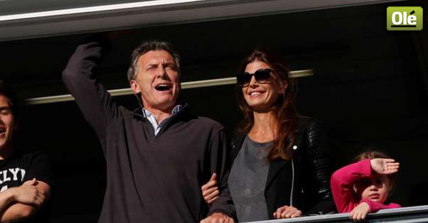 DiarioOle's tweet photo. Macri, candidato a presidente celebró el título desde un palco ▶ https://t.co/ZqHo4vMmUQ https://t.co/6QepFNpmJZ