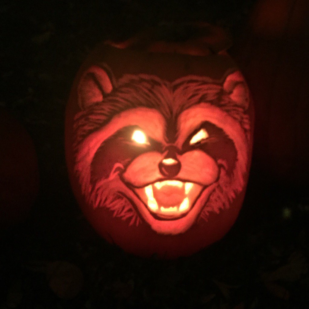 BethKeeley's tweet photo. Sauroren Park Pumpkin Parade 2015! I found the two most representative of TO #pumpkinparade #Toronto #batflip https://t.co/3SbvITj9tf