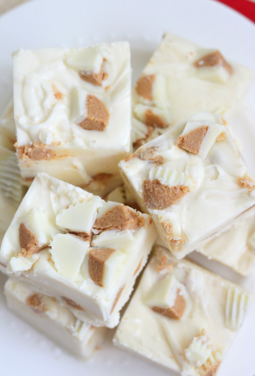 YummyImages's tweet photo. White Chocolate Reese's Fudge. https://t.co/CFiBYrPzLL
