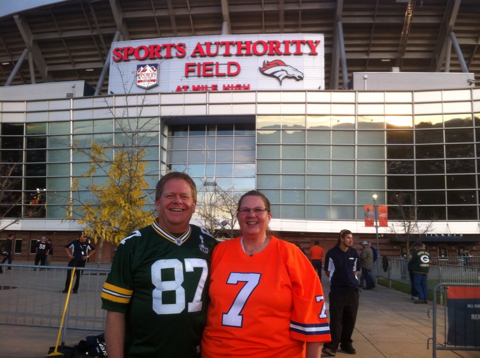 StierJulie's tweet photo. Best anniversary ever@broncos @packers #GBvsDEN https://t.co/BV9Ao4GQEL