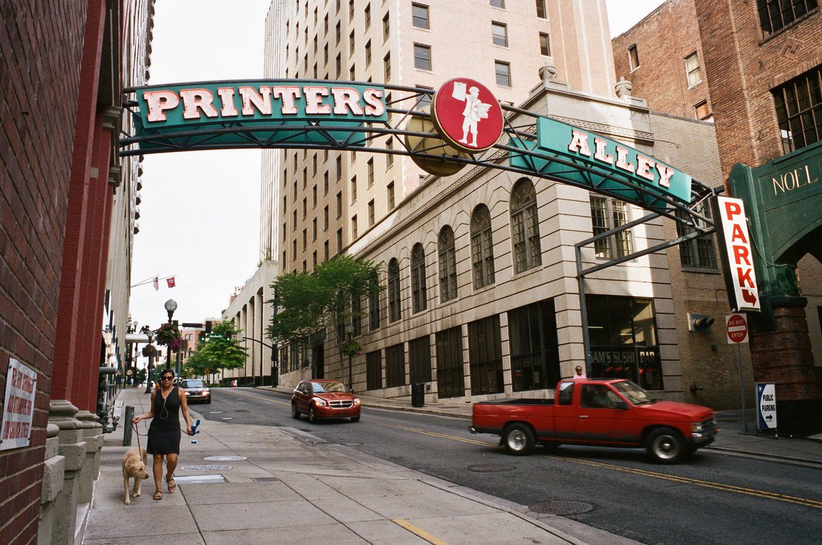 shutteringthru's tweet photo. #Nashville on #Portra #BelieveInFilm #HeyFSC #StreetPhotography #FilmBoxLab #OM1

More Pics: https://t.co/FOocpmb8kO https://t.co/NpvV5biKIF