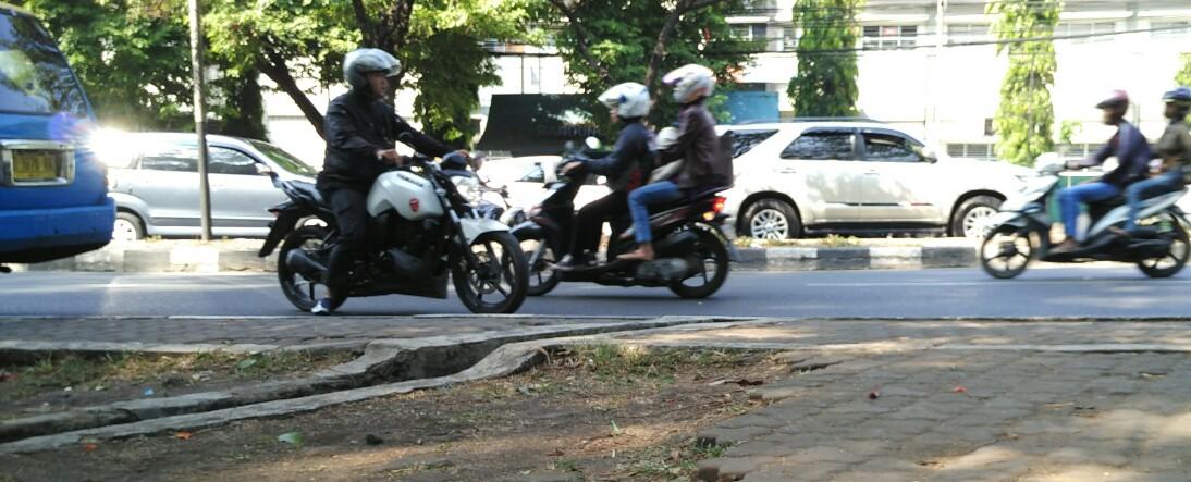 Yey aduan"<a href="/PRFMnews/">Radio PRFM</a>: lokasi dimana, kang RT <a href="/yogawrtm/">YOGΛ</a> Dengan gagahnya melawan arus di pagi hari, #plisatuhlah "