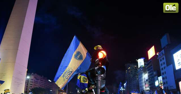 DiarioOle's tweet photo. Obelisco: los hinchas coparon la mítica intersección de 9 de Julio y Corrientes ▶ https://t.co/zrxoDvTWuq https://t.co/PTxkJBMhK3