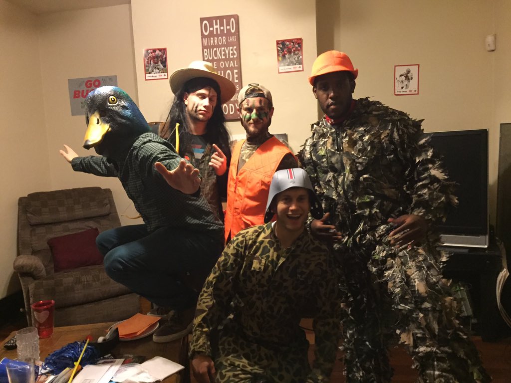 TheQuackShack2's tweet photo. Happy halloween from the quack shack! If anyone sees a duck running around let us know! Heard they taste delicious! https://t.co/Ggzlohp0jJ