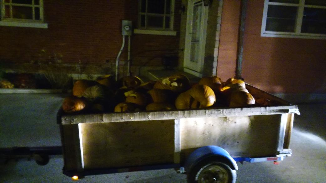 srns_'s tweet photo. Jack O Lanterns making their final stop @EverdaleFarm @TownofErin @erinradio881 https://t.co/10EQc6tNGe