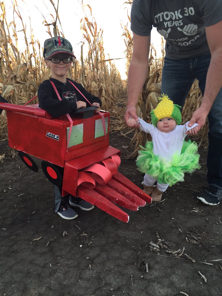 PellaTracy's tweet photo. @Case_IH Our little farmer never stops supporting the Red! And he found some sweet corn! @JessePella https://t.co/Iu8etsVMA6