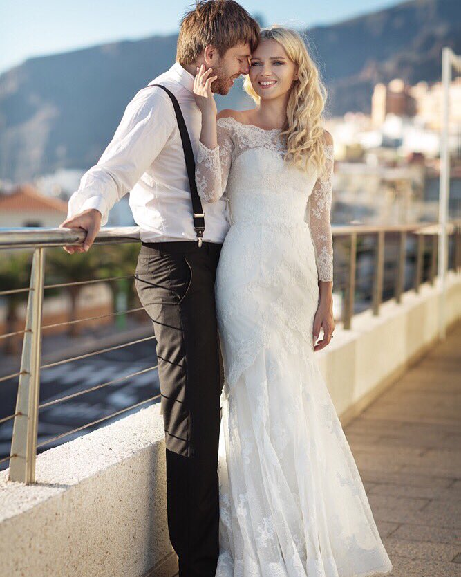 sensiblebride's tweet photo. Love everything about this dress#lace #simple #elegant #bridalbeauty #wedding #weddingphotography #sensiblebride https://t.co/8syZE5s2qp