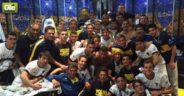 DiarioOle's tweet photo. Una de las cábalas del campeón fue la foto grupal en el vestuario luego de cada triunfo ▶ https://t.co/VolqGSuPSl https://t.co/jmEgtIq8l7